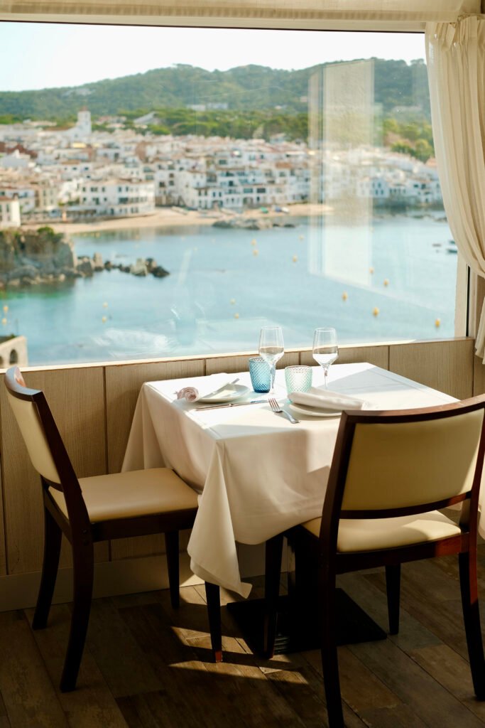 Hotel Sant Roc, Calella de Palafrugell: mesa junto a la ventana con vistas a la bahía