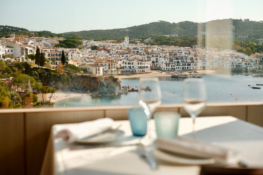 Hotel Sant Roc, Calella de Palafrugell: mesa del restaurante frente a la bahía