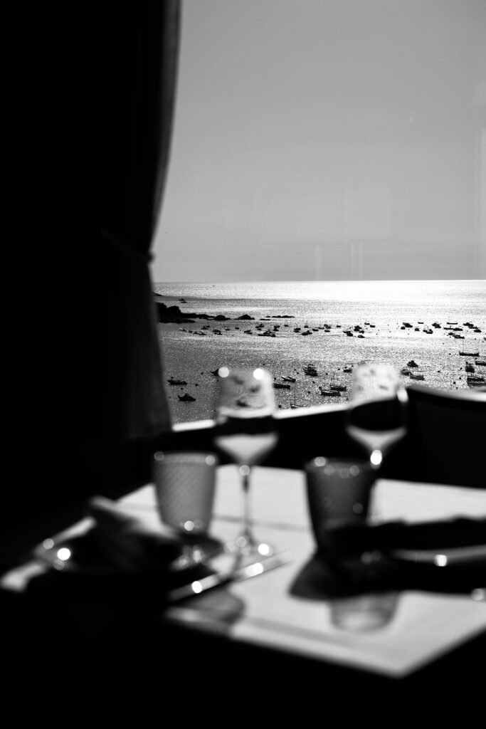 Hotel Sant Roc, Calella de Palafrugell: mesa junto al mar en blanco y negro