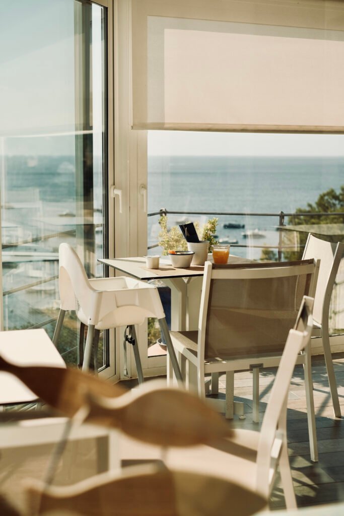 Hotel Sant Roc, Calella de Palafrugell: comedor con luz de tarde