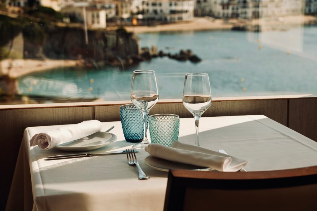 Hotel Sant Roc, Calella de Palafrugell: mesa puesta frente al pueblo y el mar