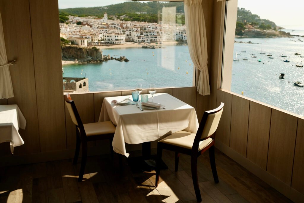 Hotel Sant Roc, Calella de Palafrugell: comedor junto a los ventanales sobre el mar