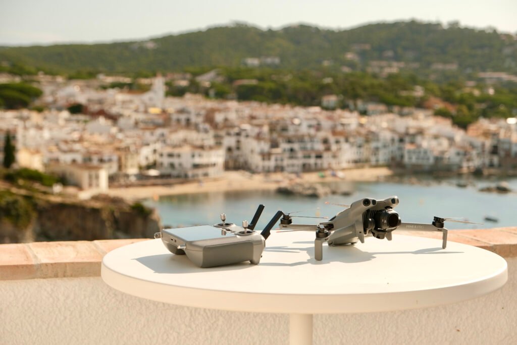 Hotel Sant Roc, Calella de Palafrugell: mesa de la terraza con vistas al pueblo