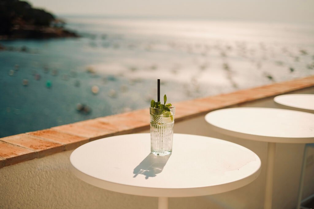 Hotel Sant Roc, Calella de Palafrugell: mesa al sol con un cóctel frente al mar