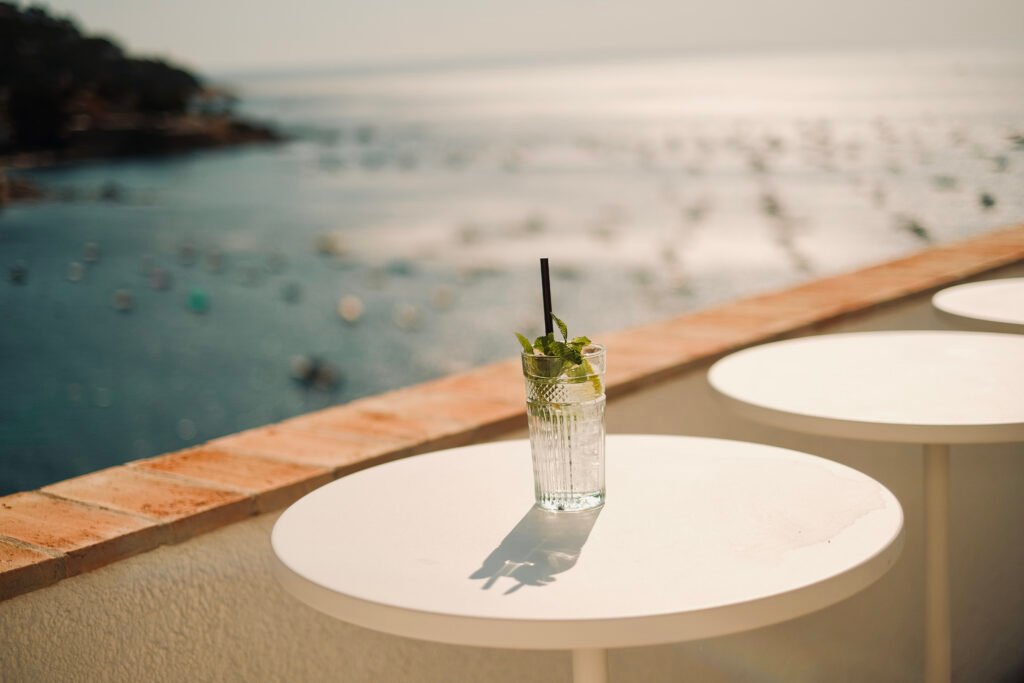 Hotel Sant Roc, Calella de Palafrugell: mesas de la terraza a contraluz