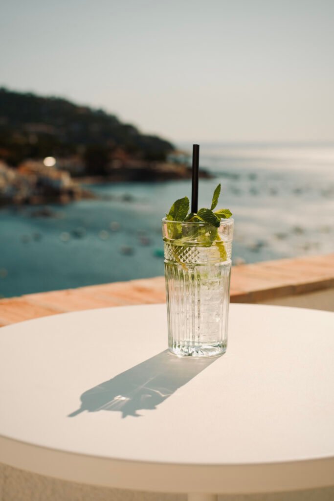 Hotel Sant Roc, Calella de Palafrugell: cóctel en la terraza frente al mar