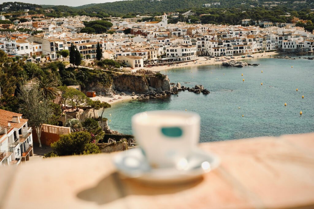 Hotel Sant Roc, Calella de Palafrugell: café en la terraza con vistas al pueblo