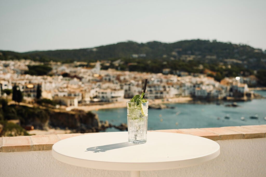 Hotel Sant Roc, Calella de Palafrugell: terraza con vistas a Calella