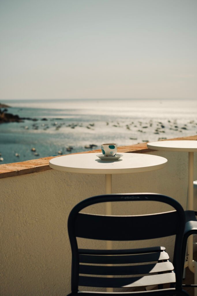 Hotel Sant Roc, Calella de Palafrugell: mesas de la terraza sobre la bahía