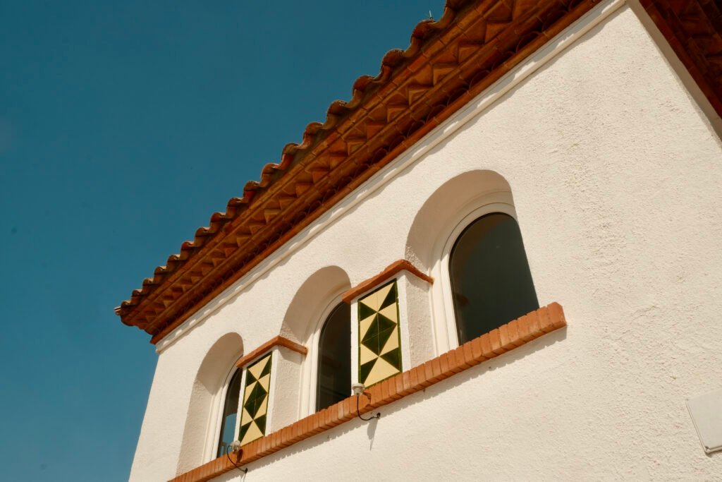 Hotel Sant Roc, Calella de Palafrugell: fachada blanca y cielo azul