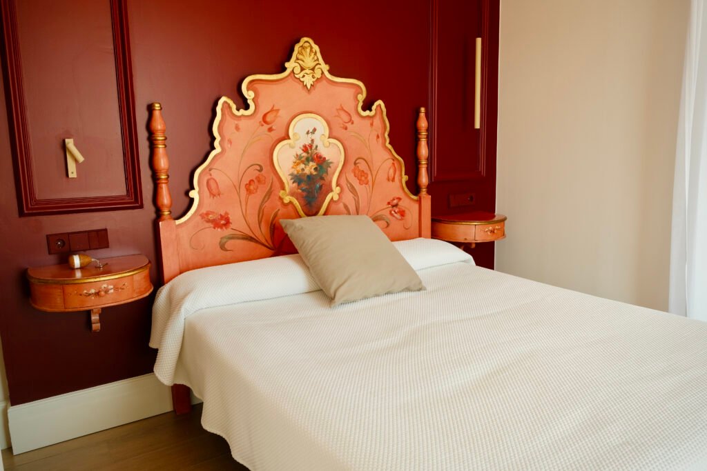 Hotel Sant Roc, Calella de Palafrugell: habitación con cabecero rojo y cama blanca