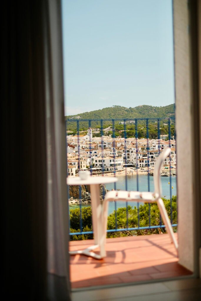 Hotel Sant Roc, Calella de Palafrugell: puerta abierta al balcón sobre la bahía