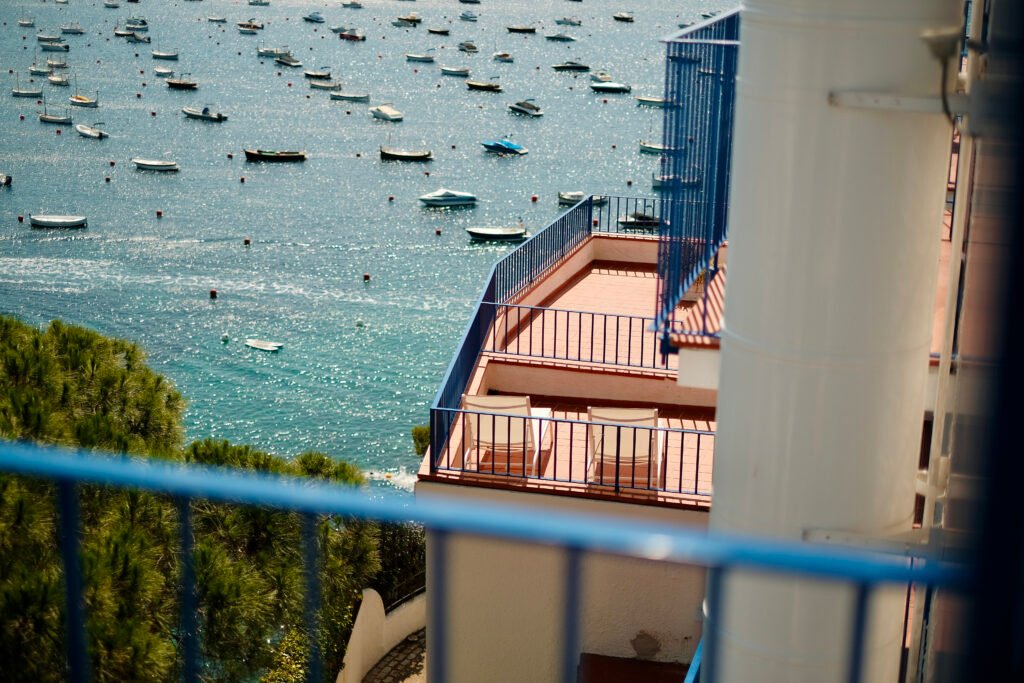 Hotel Sant Roc, Calella de Palafrugell: vistas a las barcas desde el balcón