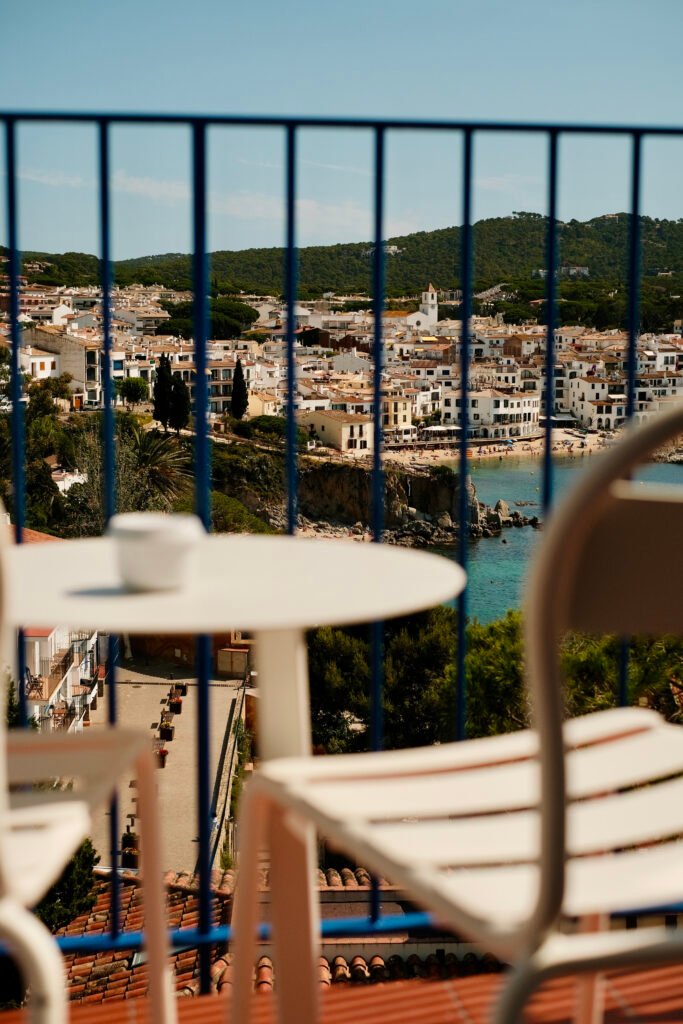 Hotel Sant Roc, Calella de Palafrugell: terraza con vistas al pueblo