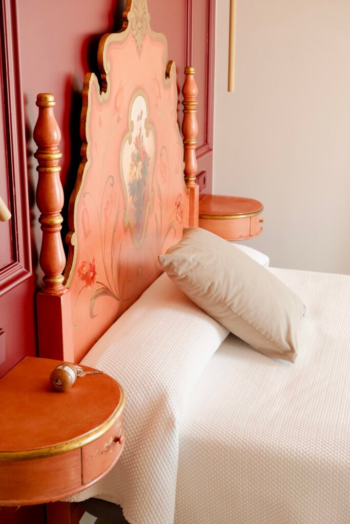 Hotel Sant Roc, Calella de Palafrugell: habitación con cabecero pintado