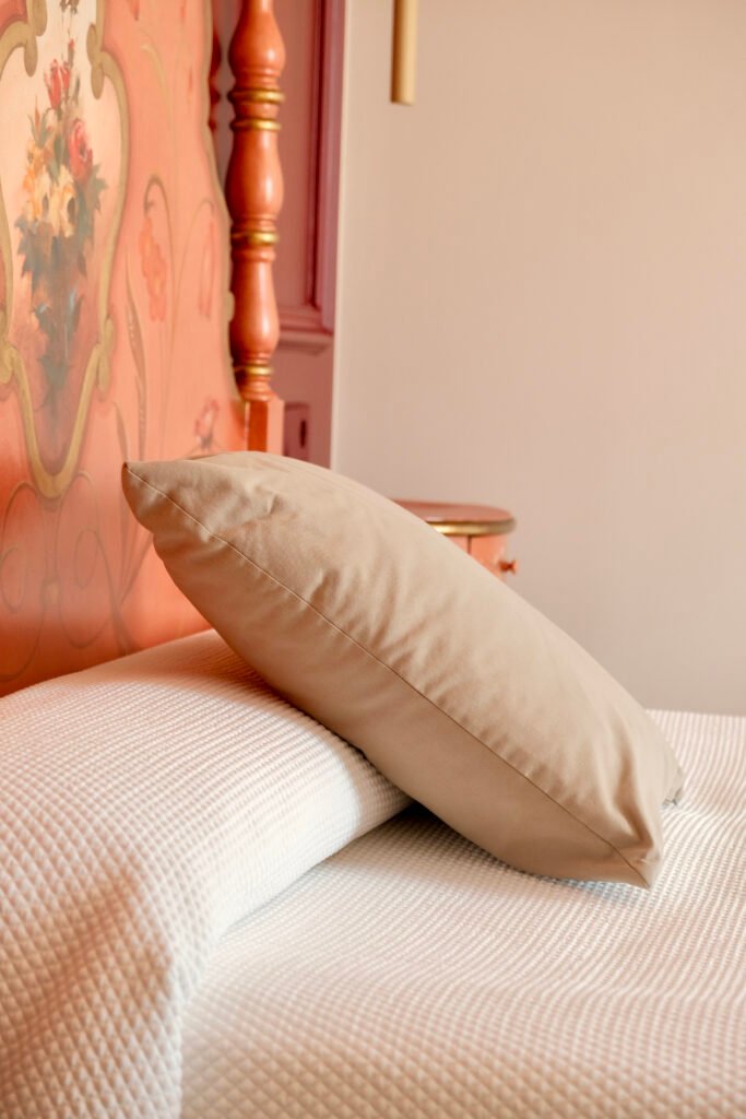 Hotel Sant Roc, Calella de Palafrugell: detalle de cama y cabecero
