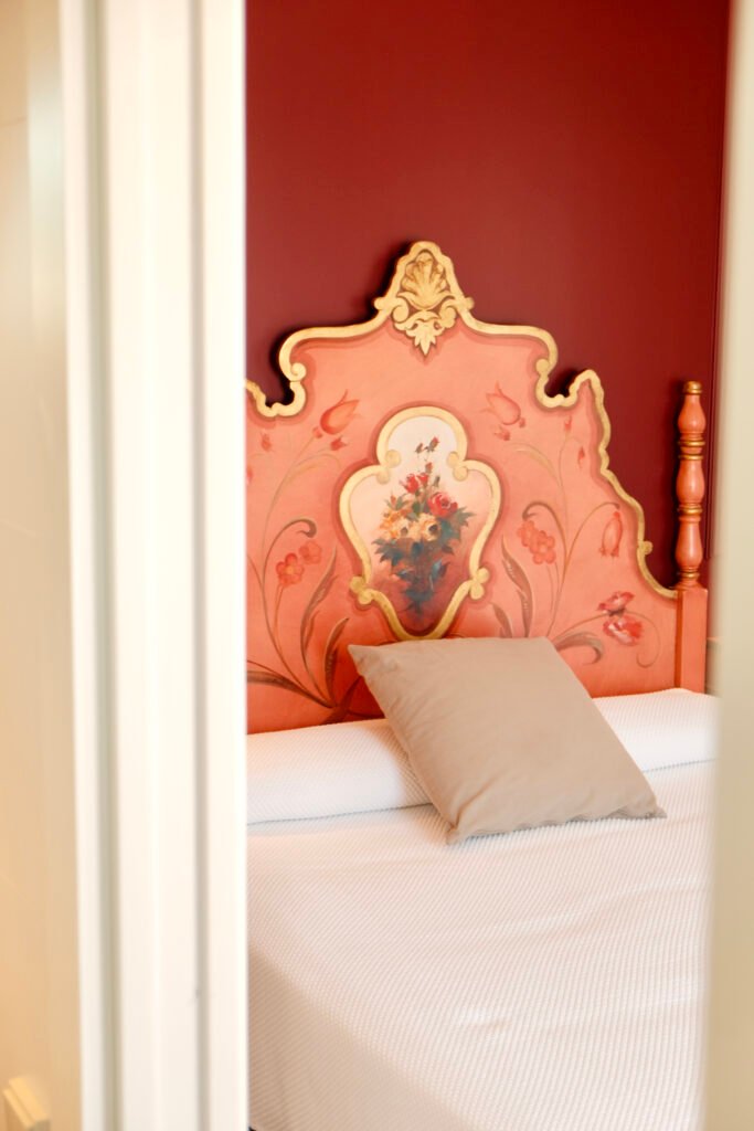 Hotel Sant Roc, Calella de Palafrugell: habitación con cabecero pintado a mano