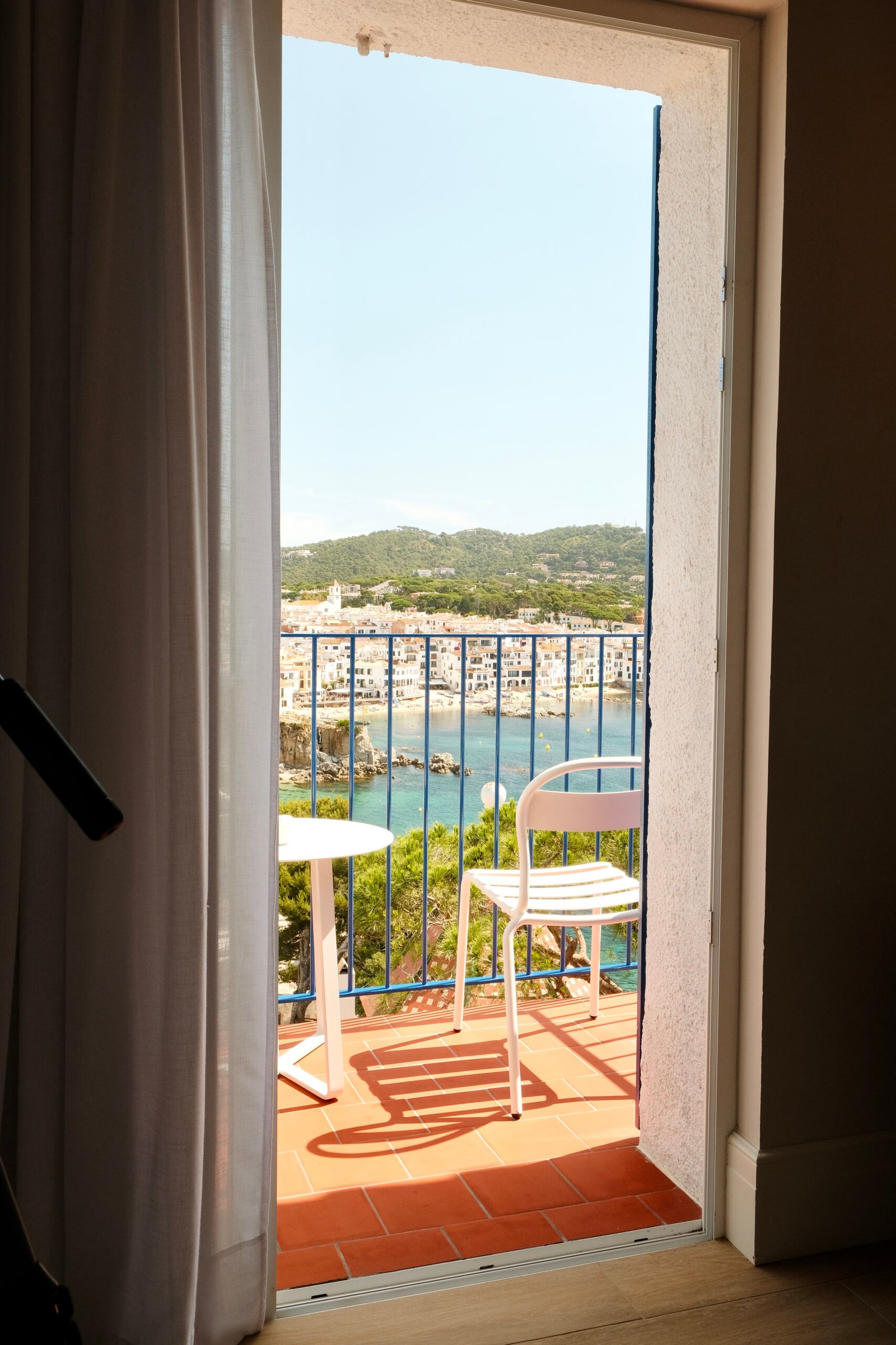 Hotel Sant Roc, Calella de Palafrugell: puerta abierta al balcón sobre la bahía