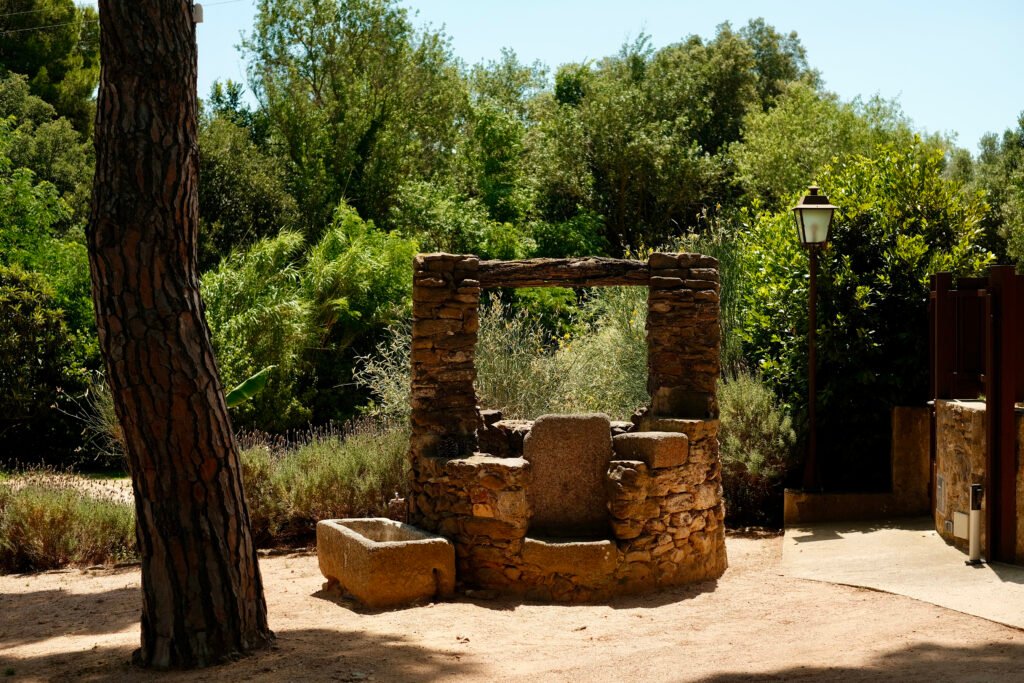 Torre Lloreta: fuente de piedra en el jardín