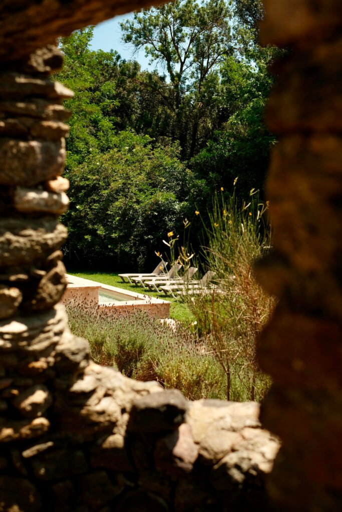 Torre Lloreta: arco de piedra hacia el jardín