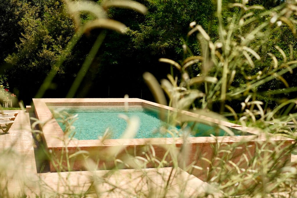 Torre Lloreta: pequeña piscina entre la vegetación