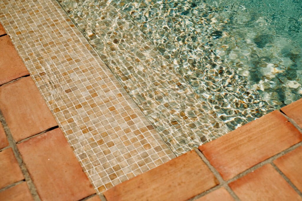Torre Lloreta: agua de la piscina sobre el borde de barro cocido