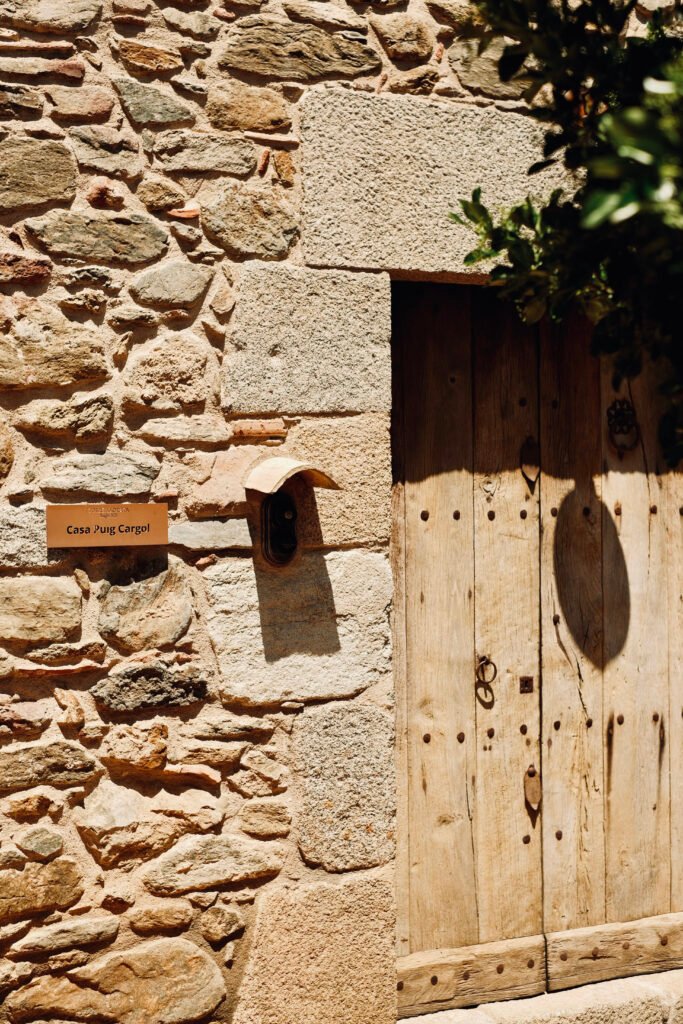 Torre Lloreta: puerta de madera en el muro de piedra