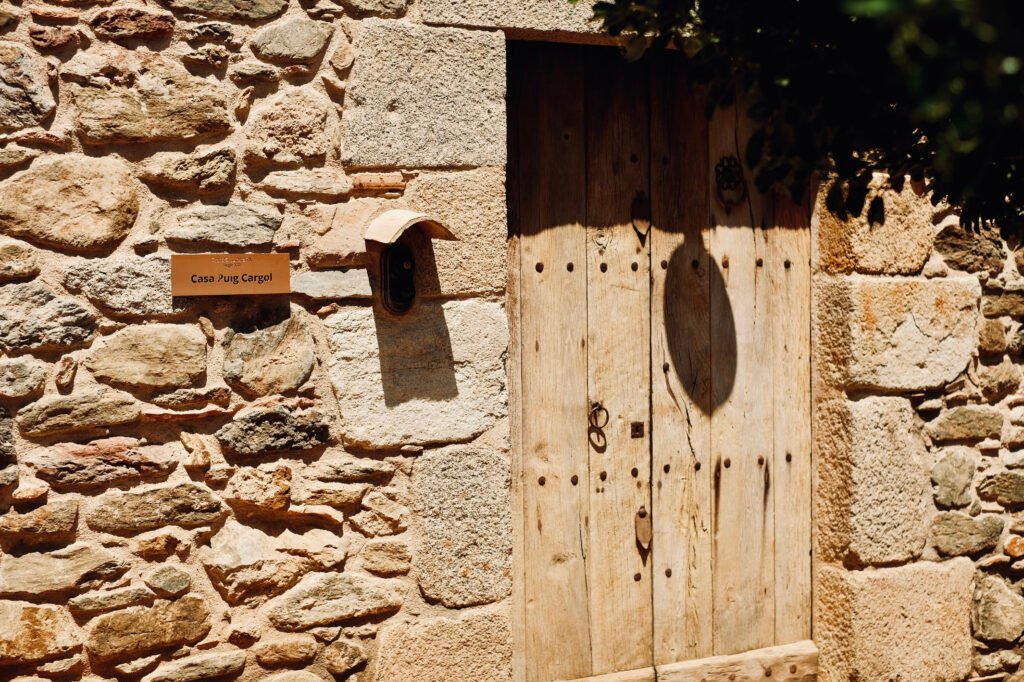 Torre Lloreta: muro de piedra con puerta de madera