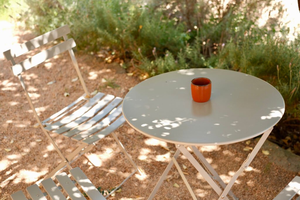 Torre Lloreta: mesa de jardín a la sombra
