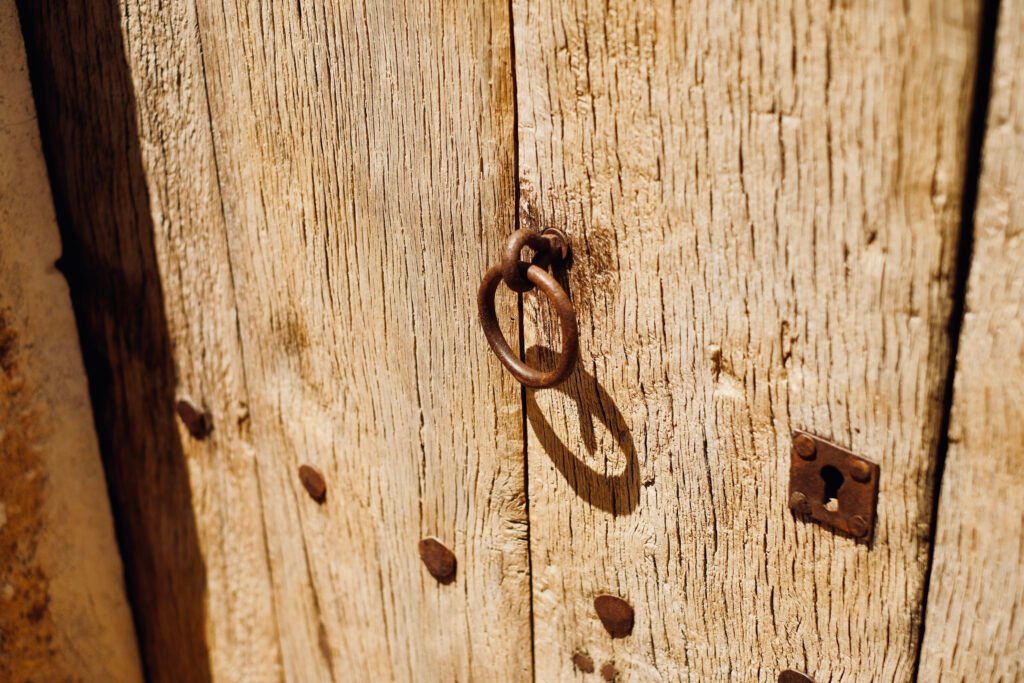 Torre Lloreta: detalle de aldaba en una puerta antigua