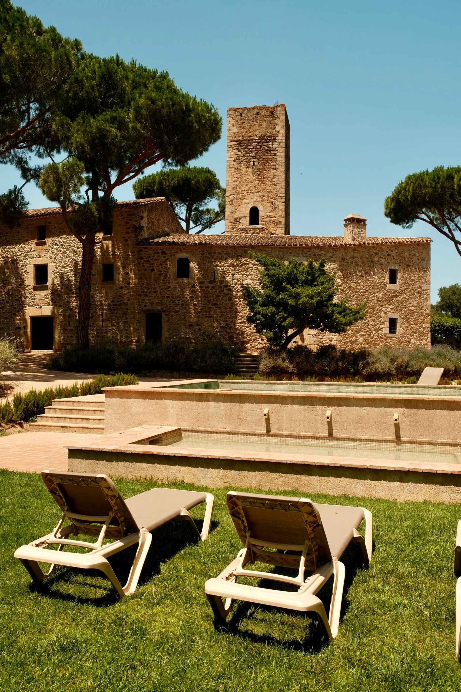 Torre Lloreta: torre medieval de piedra junto a la piscina