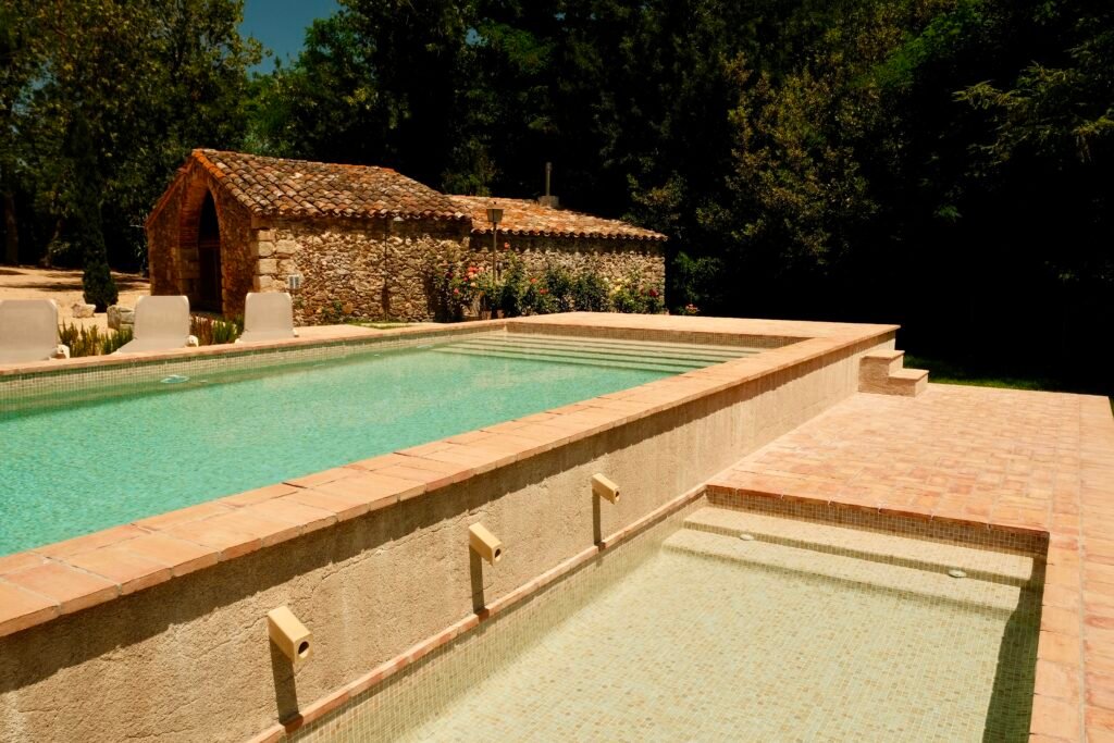 Torre Lloreta: piscina frente a la casa de piedra