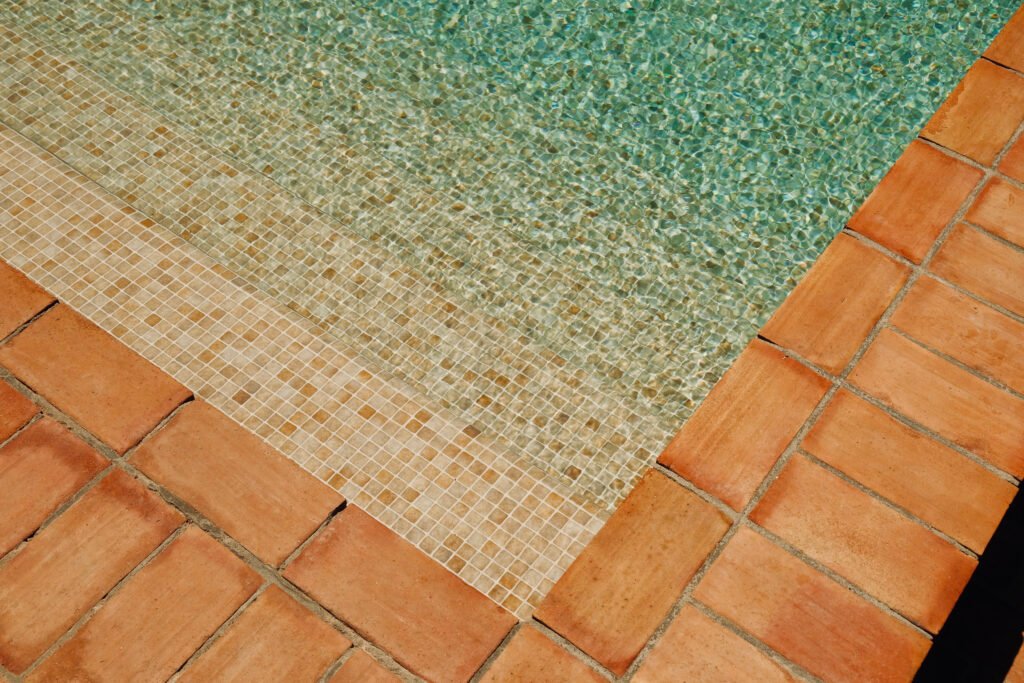 Torre Lloreta: borde de la piscina con baldosas de barro