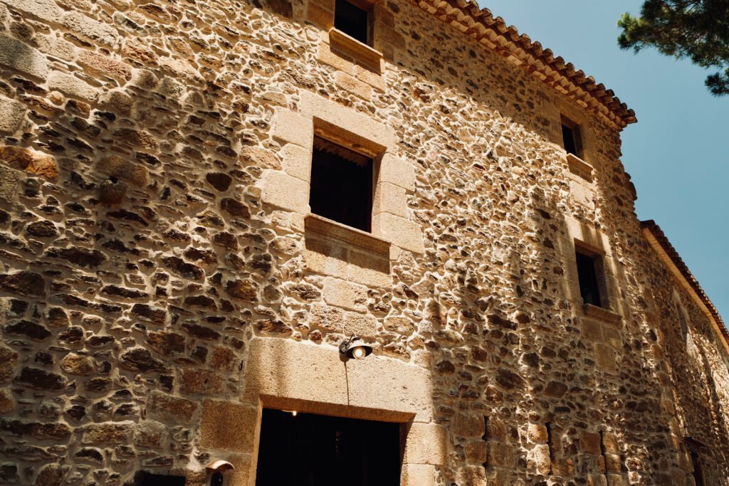 Torre Lloreta: fachada de piedra antigua