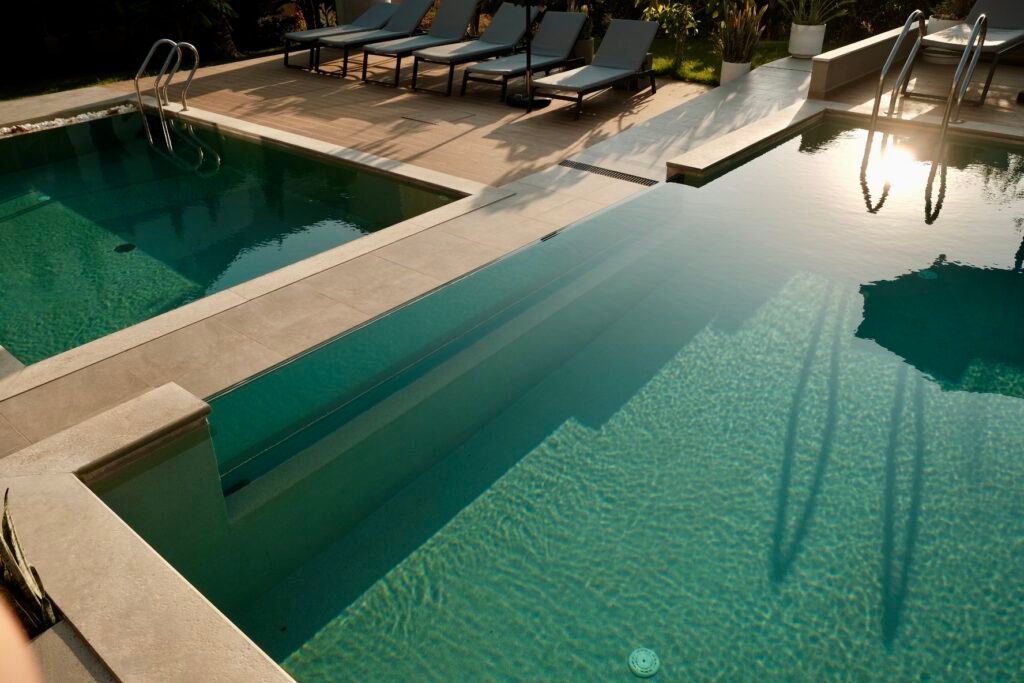 Twin Apartments, Creta: piscina con tumbonas a primera hora