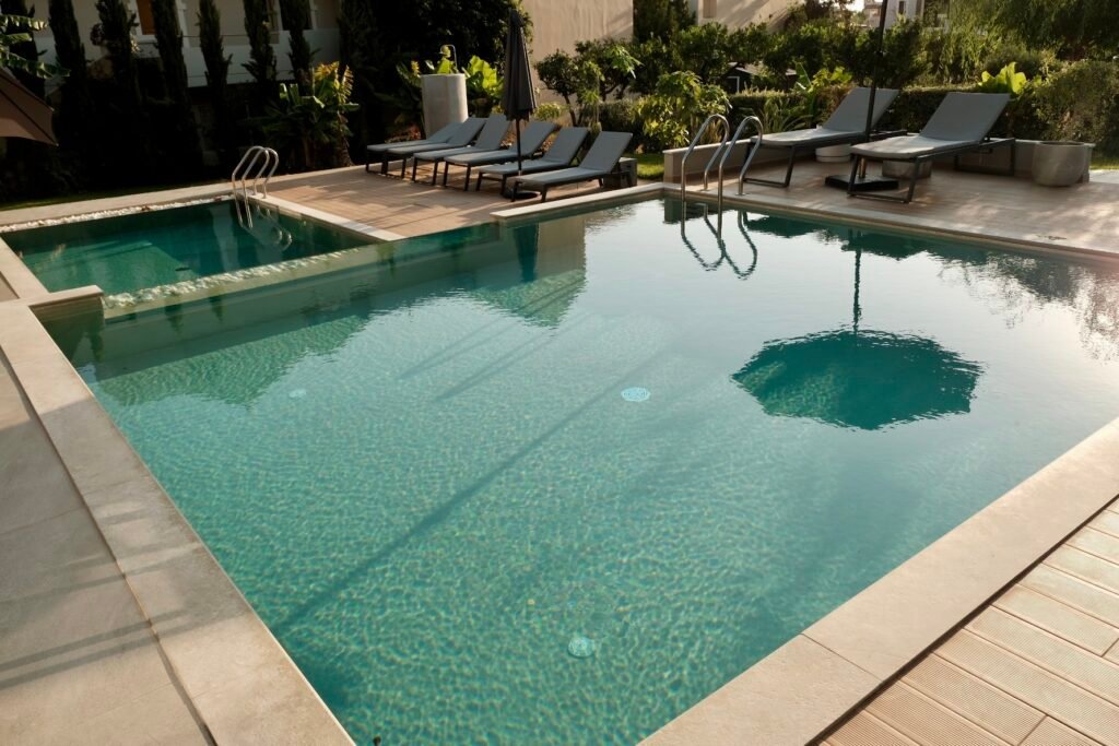 Twin Apartments, Creta: lámina de agua de la piscina junto a las tumbonas