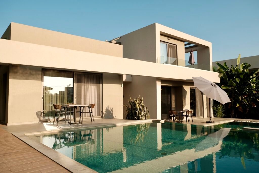 Twin Apartments, Creta: fachada blanca con terraza junto a la piscina