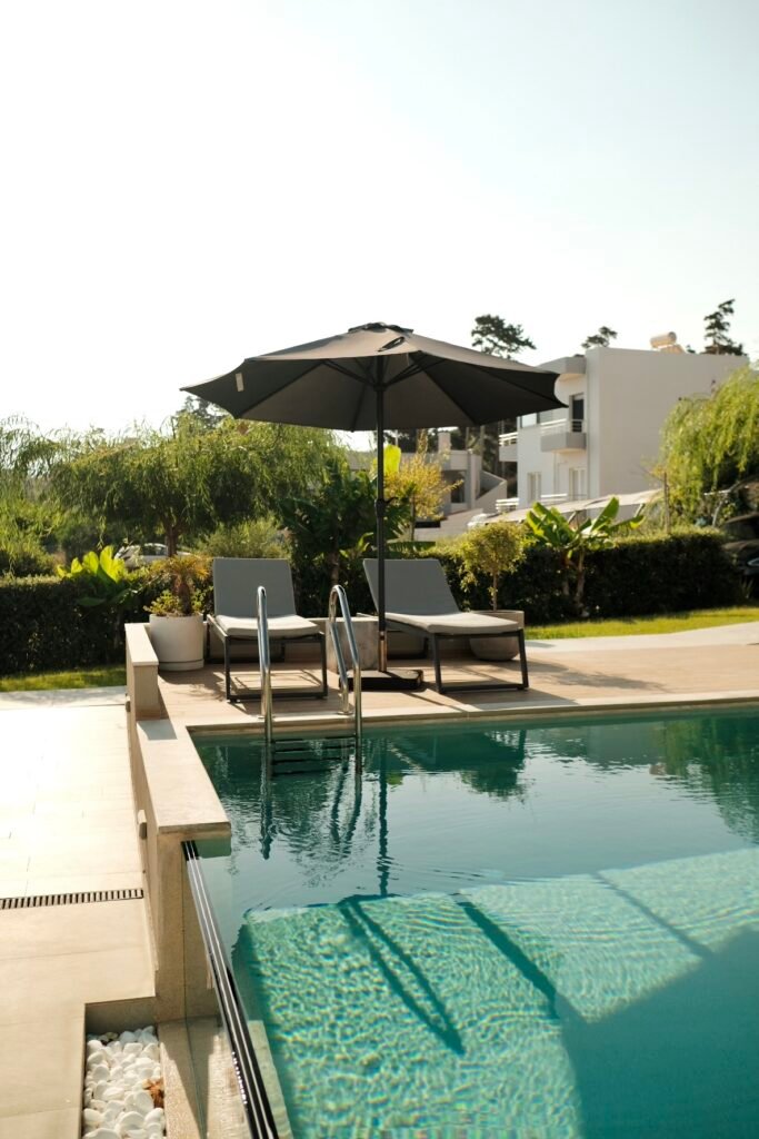 Twin Apartments, Creta: sombrillas y tumbonas junto a la piscina