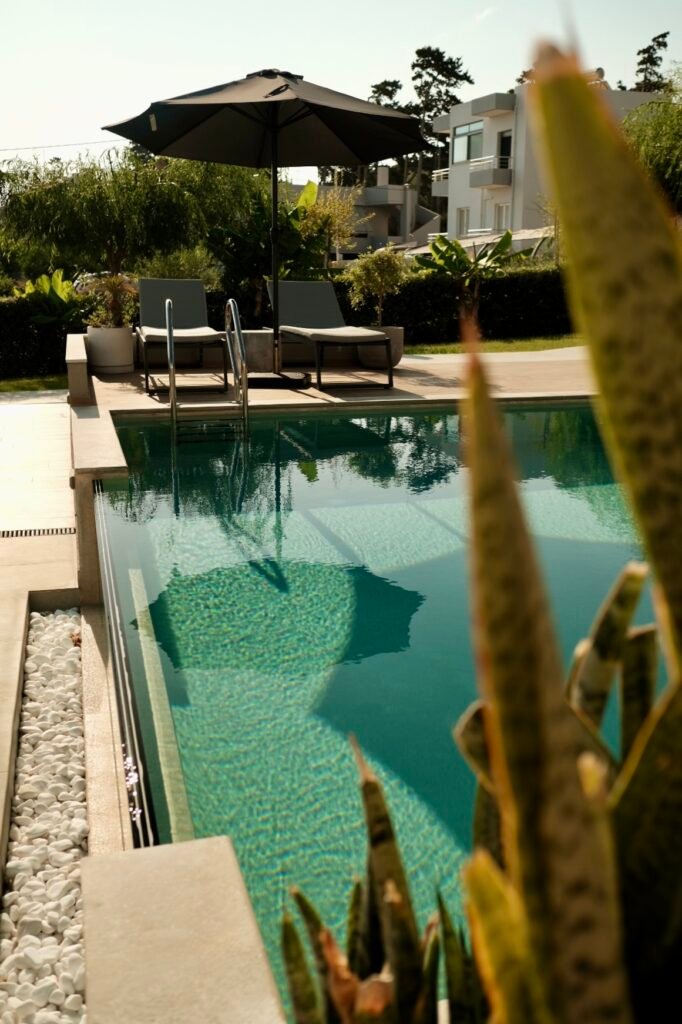 Twin Apartments, Creta: borde de la piscina entre vegetación