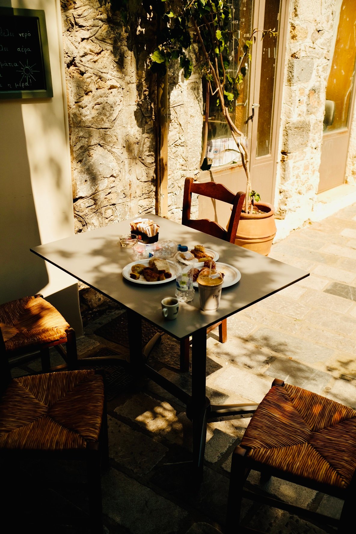 Mesa de sobremesa en una terraza de Creta