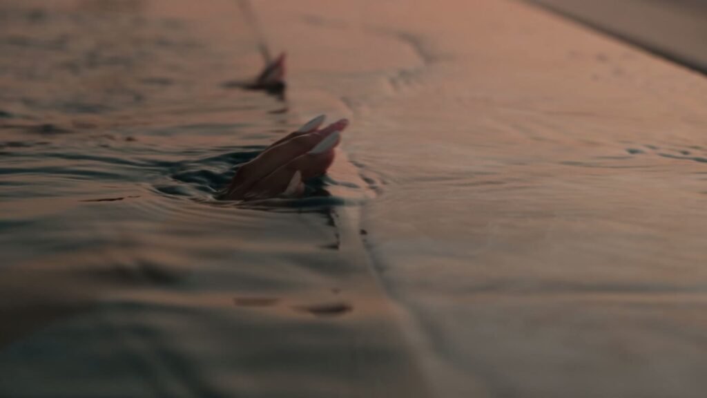 Superficie del agua al atardecer, fotograma de un vídeo de hospitality