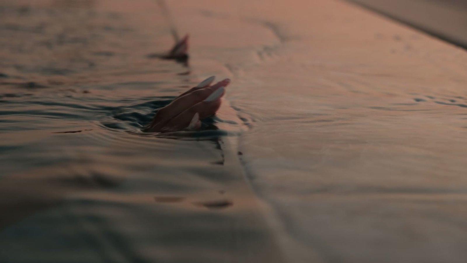 Superficie del agua al atardecer, fotograma de un vídeo de hospitality