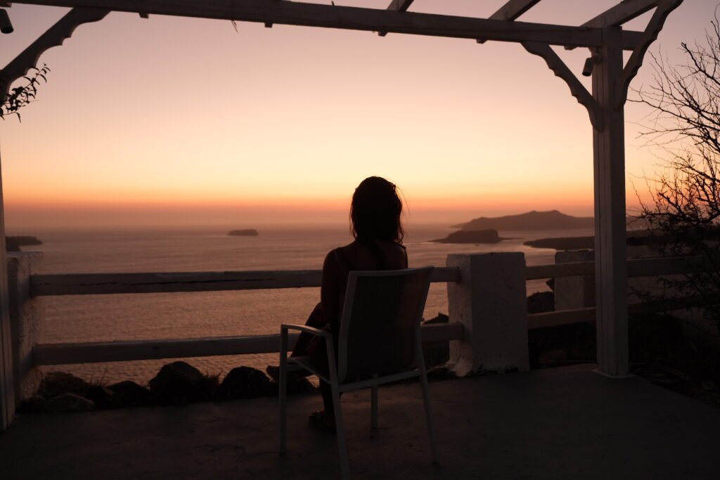 Fotografía de hospitality al atardecer en Santorini — Notos Studio