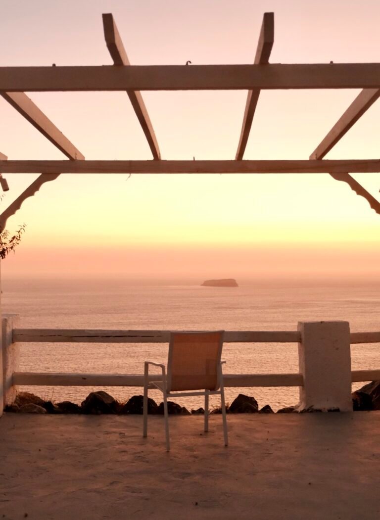 Fotografía de hospitality al atardecer en Santorini — Notos Studio