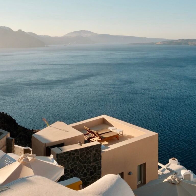 Fotografía de hospitality al atardecer en Santorini — Notos Studio