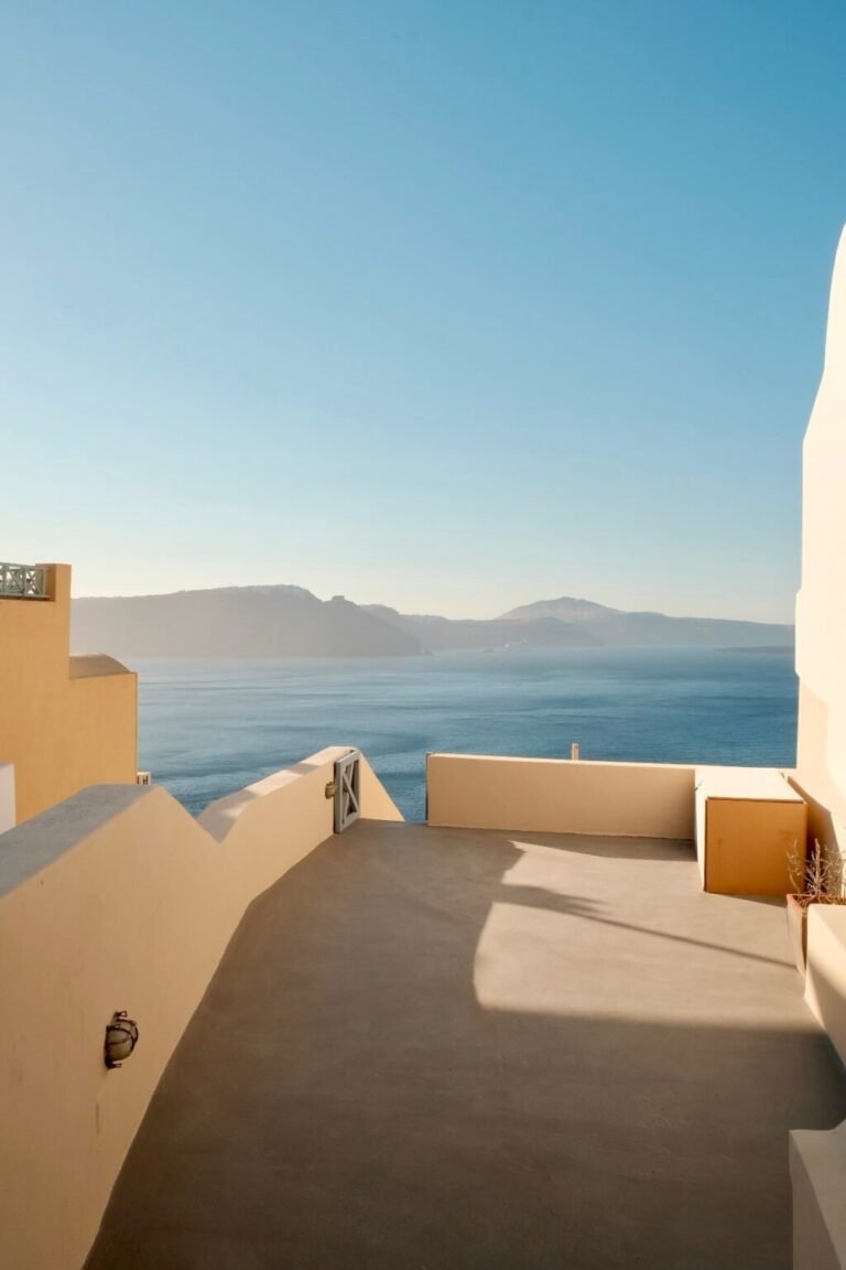 Fotografía de hospitality al atardecer en Santorini — Notos Studio