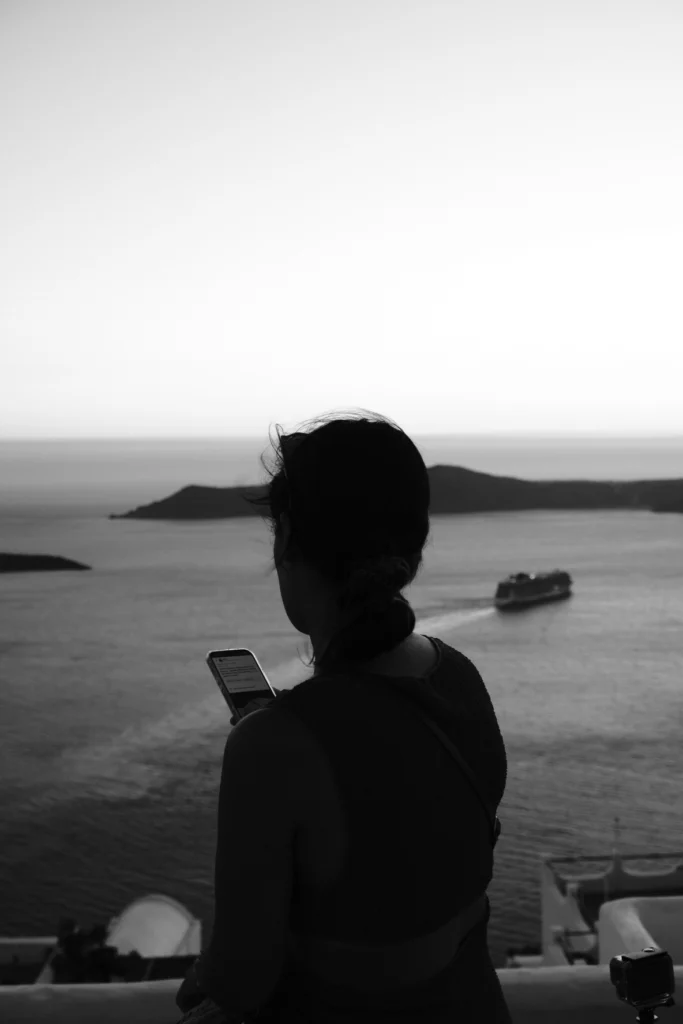 Hotel Artemis Suites, Santorini: retrato a contraluz en blanco y negro