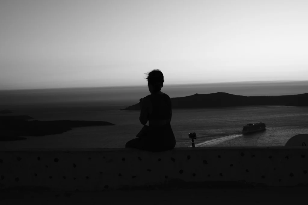 Hotel Artemis Suites, Santorini: silueta frente al mar en blanco y negro