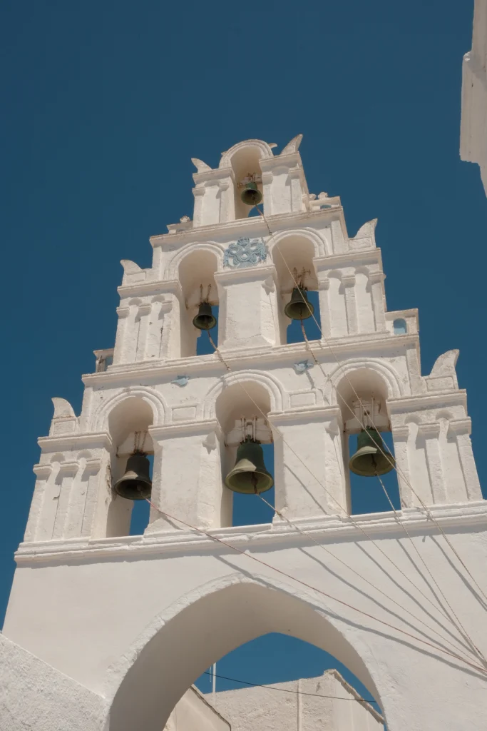 Hotel Artemis Suites, Santorini: campanario blanco de una iglesia