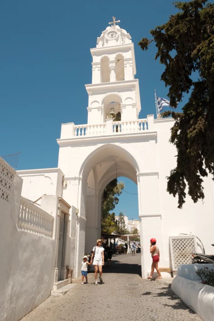 Hotel Artemis Suites, Santorini: iglesia blanca con campanario